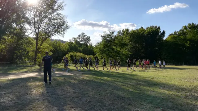 Locandina ragazze e ragazzi che camminano in uno spazio verde